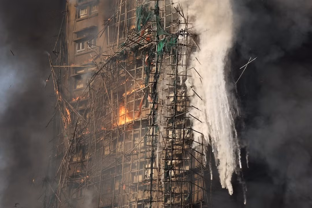 Hé lộ nguyên nhân lửa lan nhanh trong vụ cháy chung cư Hong Kong làm 83 người chết -0