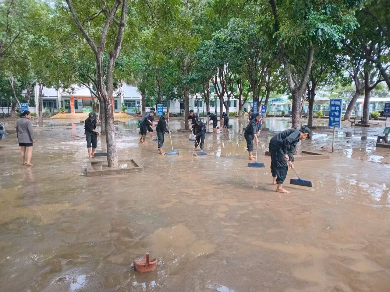 Khánh Hòa hỗ trợ thêm tiền mua đồng phục cho học sinh vùng lũ lụt -0