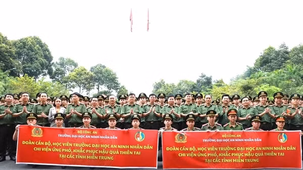 Hơn 100 cán bộ, giảng viên và Trường Đại học ANND xuất quân hỗ trợ đồng bào vùng lũ miền Trung