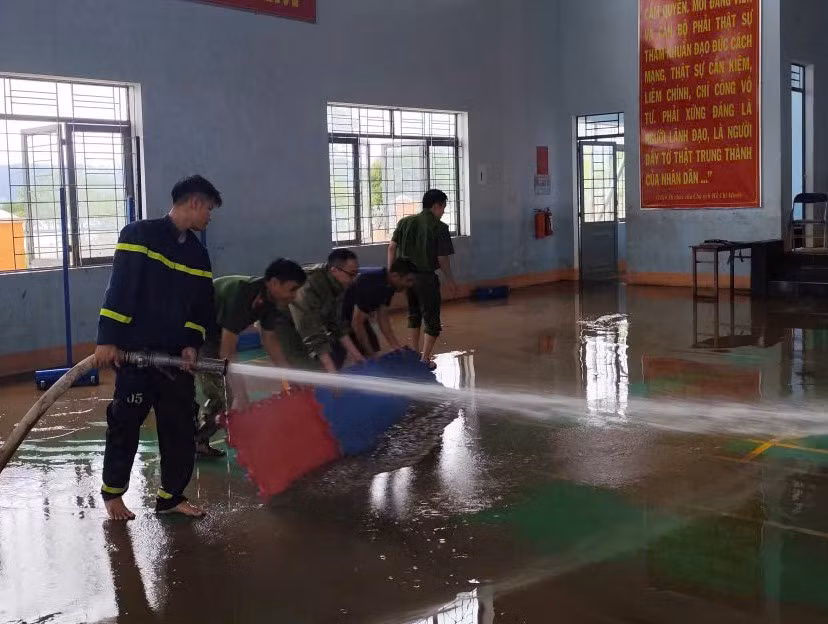 Công an tỉnh Gia Lai cứu trợ, giúp dân trong lũ lụt -0