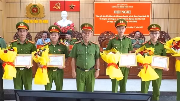 Tây Ninh khen thưởng 12 cá nhân xuất sắc đảm bảo ANTT các xã biên giới