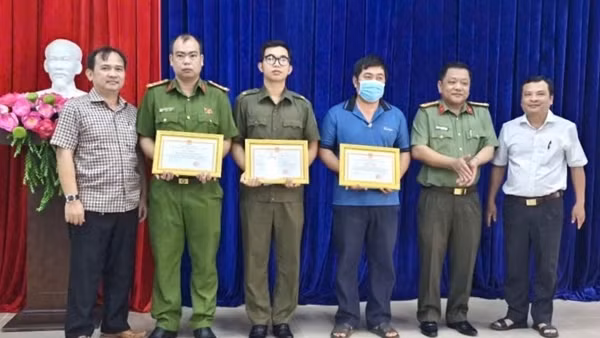 Khen thưởng, thăm hỏi cán bộ Công an và người dân dũng cảm đấu tranh với tội phạm