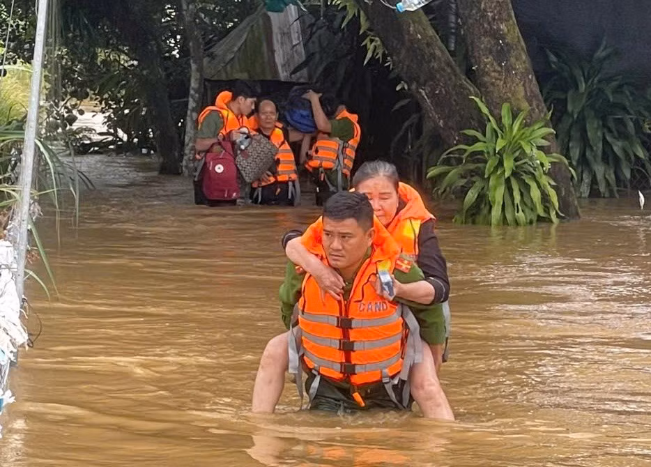 Tăng cường hỗ trợ, động viên bà con bị thiệt hại sau mưa lũ -0