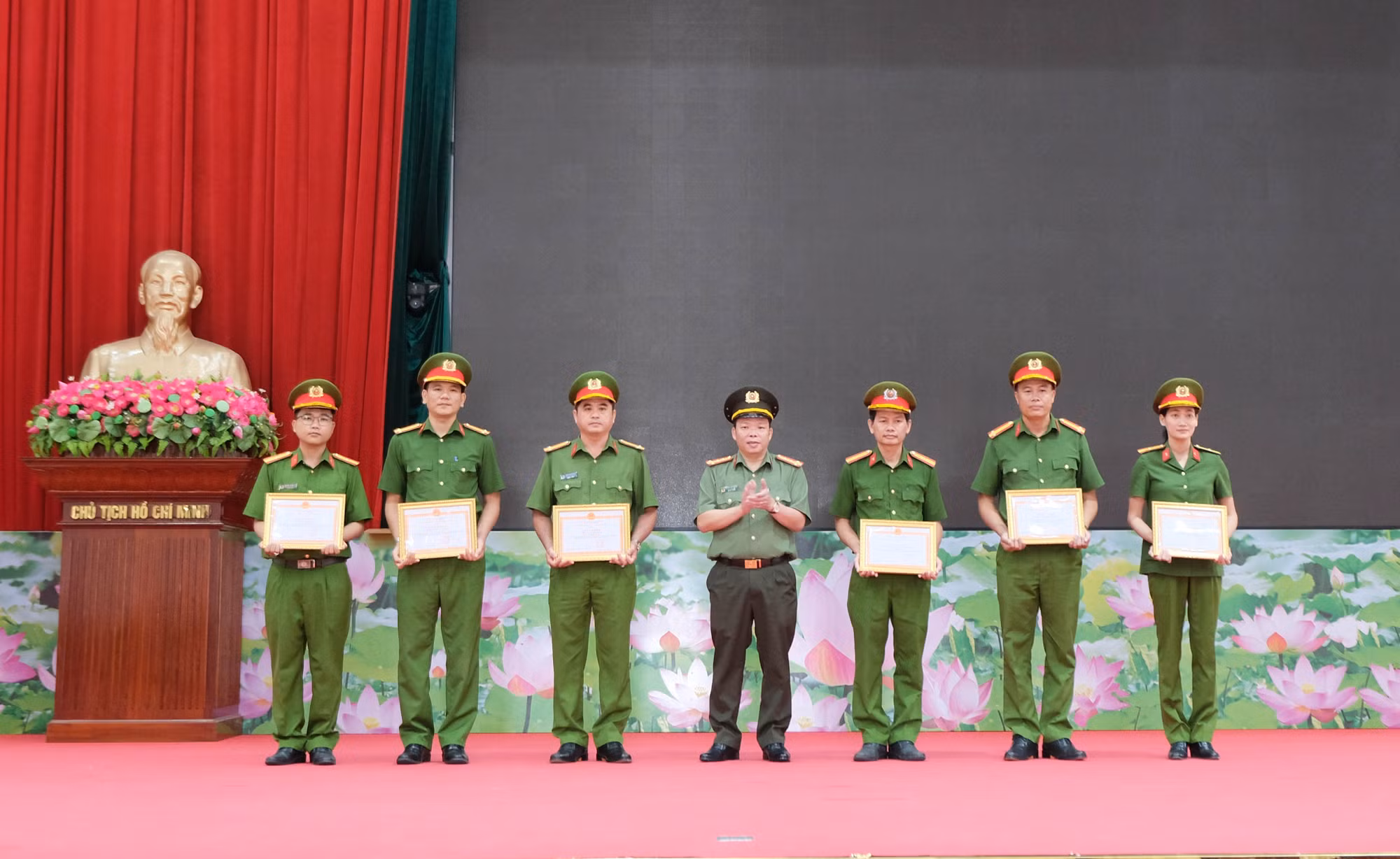 Nhiều phong trào toàn dân bảo vệ ANTQ ở Cần Thơ được Bộ Công an ghi nhận -0