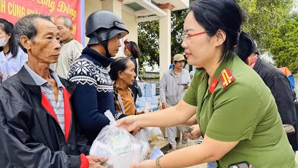 Cụm thi đua số 9, Bệnh viện 19-8: Khám bệnh, phát thuốc cho người dân vùng lũ Hoà Mỹ