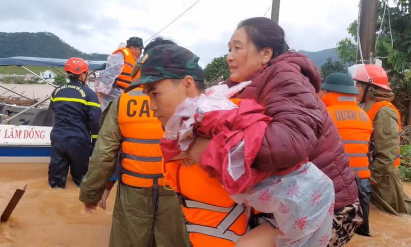 Công an các đơn vị, địa phương khẩn trương sơ tán người dân ra khỏi khu vực nguy hiểm, bị nước lũ cô lập -1