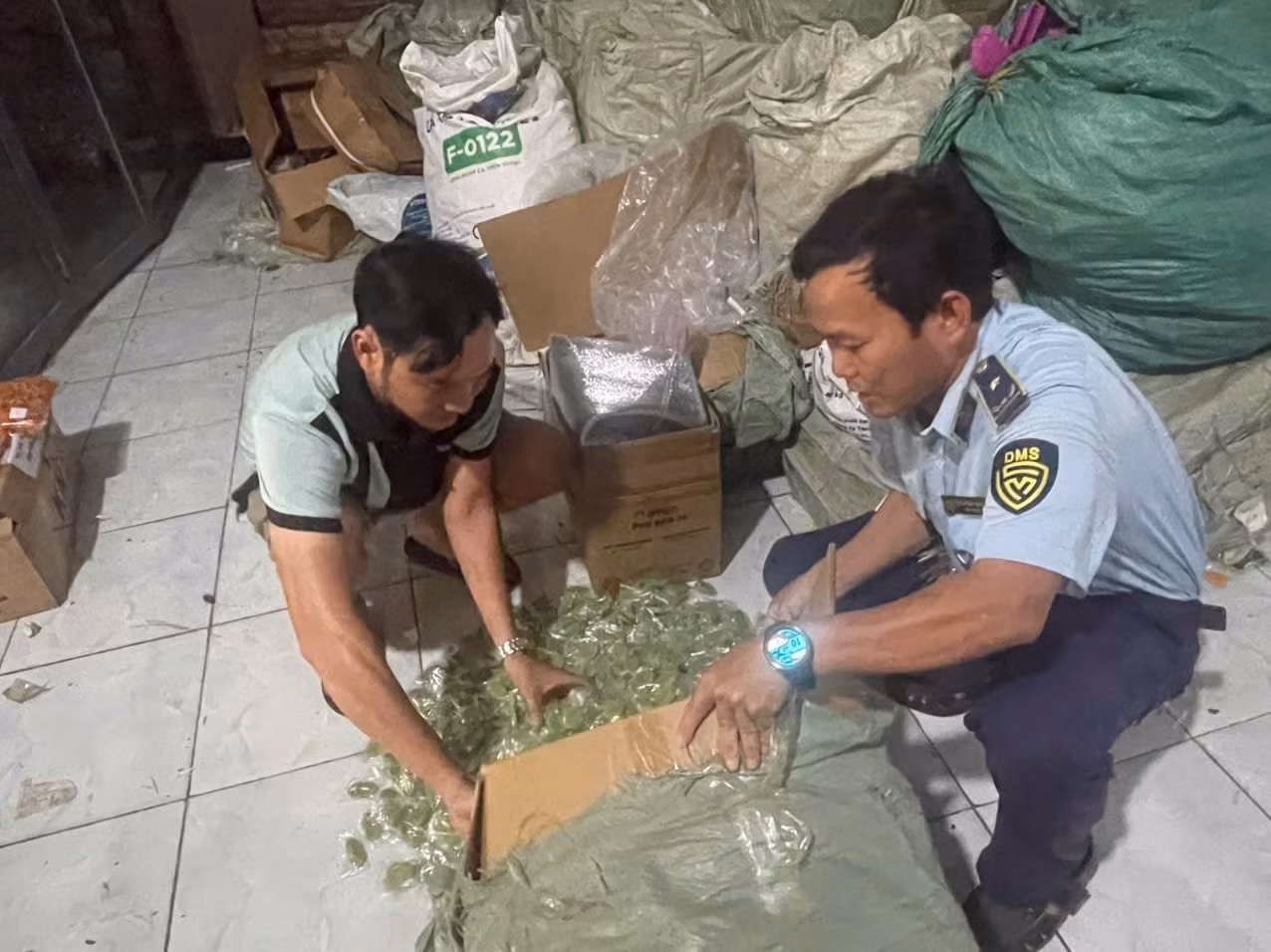 Phát hiện hàng tấn hàng hoá không rõ nguồn gốc, xuất xứ -0