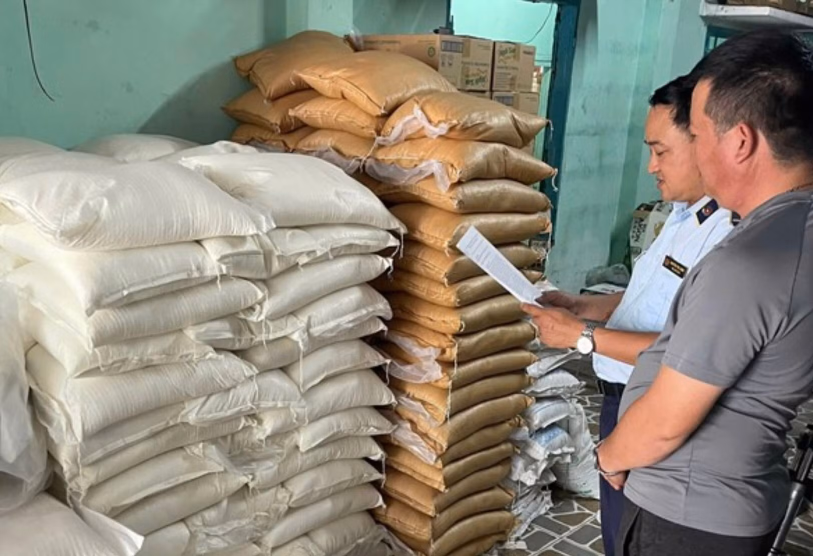 Phát hiện hàng tấn hàng hoá không rõ nguồn gốc, xuất xứ -0