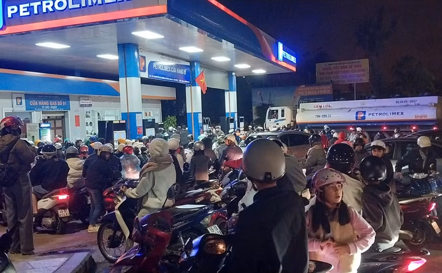 Người Đà Lạt bất ngờ đổ xô tới cây xăng, chen lấn mua nhiên liệu -0