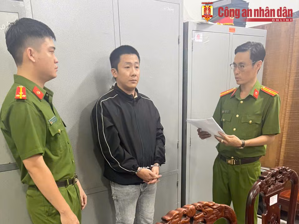 Thuê xe ô tô mang đi cầm, 3 đối tượng bị bắt giam -0