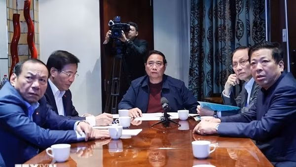 Đang công tác tại Nam Phi, Thủ tướng chủ trì họp trực tuyến chỉ đạo ứng phó với mưa lũ