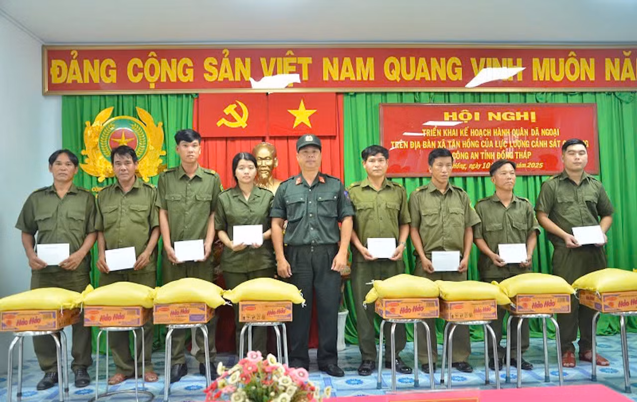 Đồng Tháp: Cảnh sát cơ động hành quân dã ngoại về xã biên giới -0