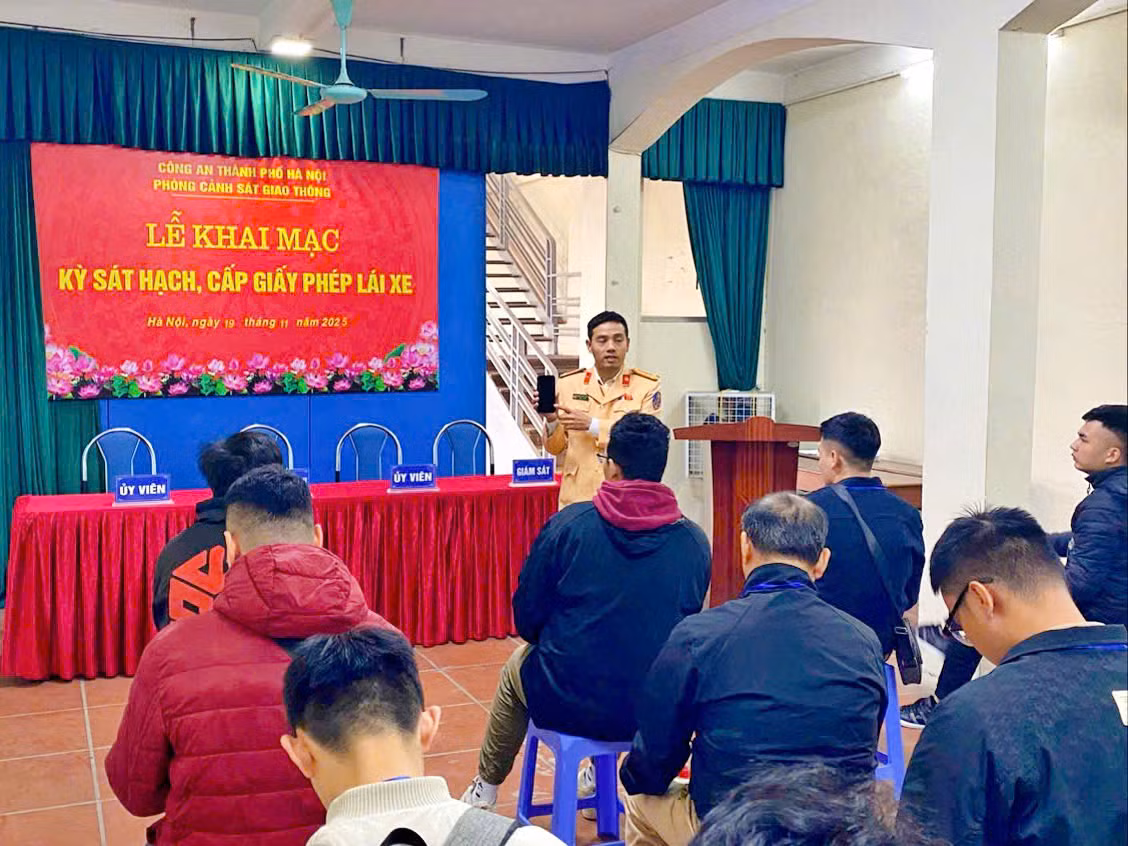Hà Nội: hơn 10.000 thí sinh dự sát hạch được hướng dẫn cài đặt ứng dụng VNeTraffic -1