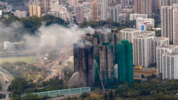Phía sau tổ hợp chung cư trong thảm hoạ cháy tại Hong Kong