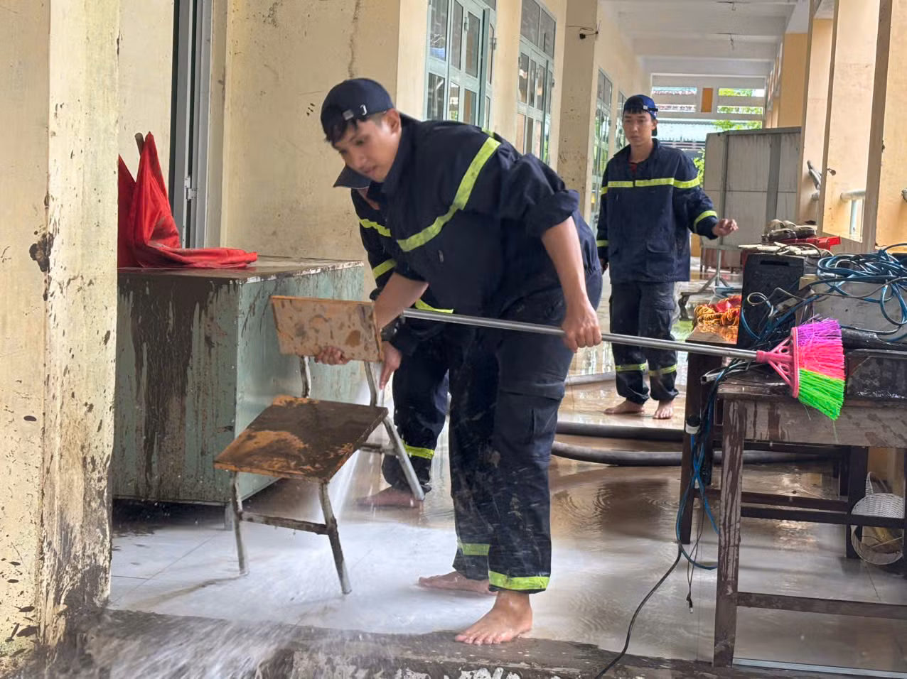 Công an TP Hồ Chí Minh cử hơn 500 cán bộ chiến sĩ đến các tỉnh giúp người dân vùng lũ -3