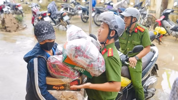 Cục Ngoại tuyến Bộ Công an hỗ trợ người dân vùng thiệt hại do bão số 13