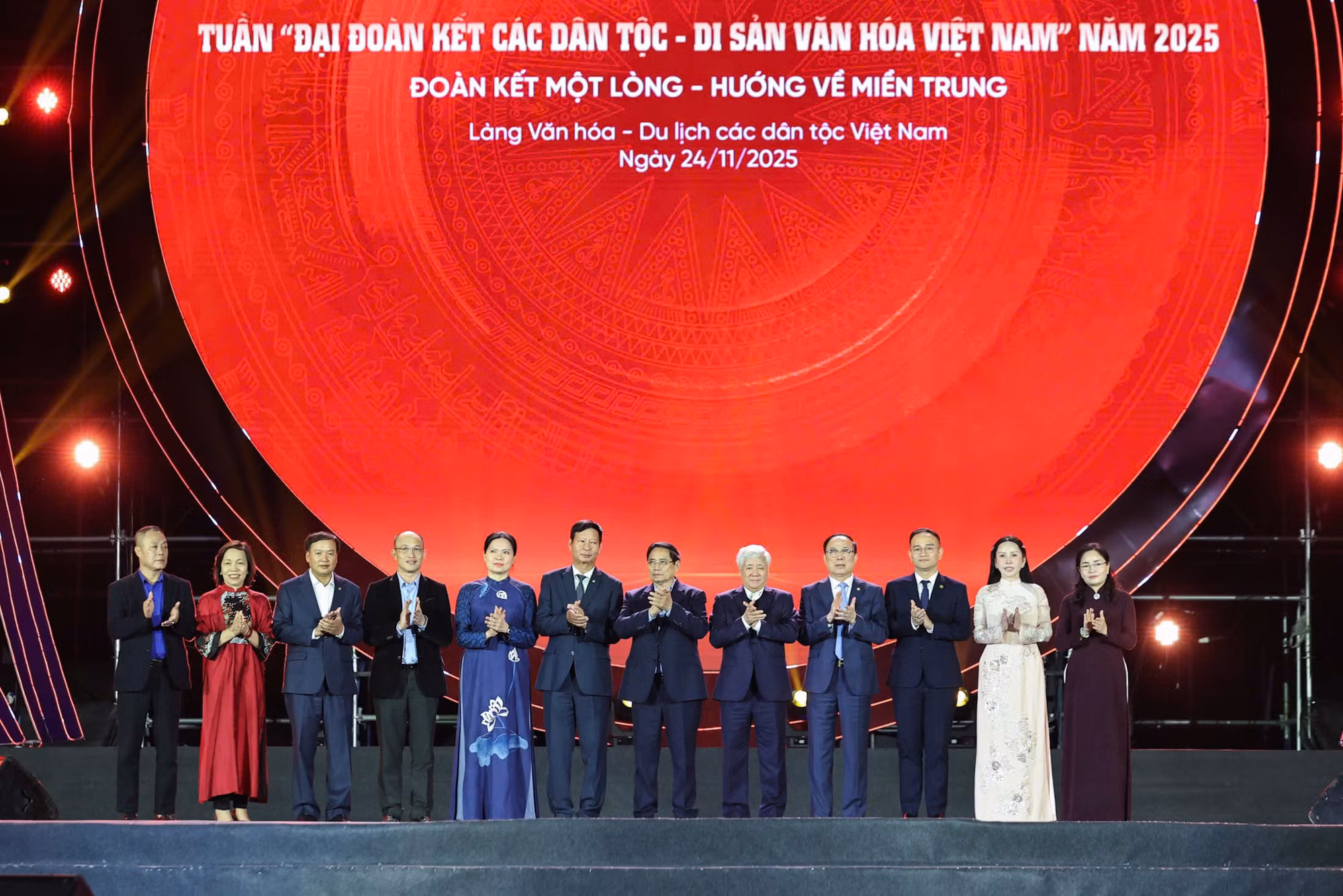 Phát huy tinh thần đại đoàn kết, hướng về đồng bào miền Trung -1