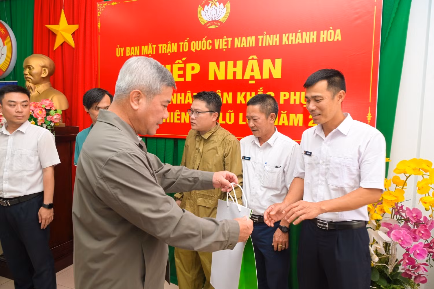 Petrovietnam gửi trọn nghĩa tình, tiếp sức người dân vùng lũ Gia Lai -0