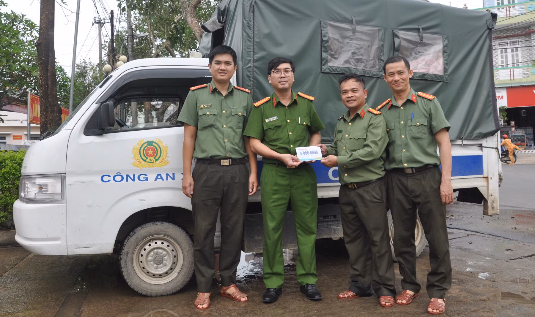 Ấm tình từ những suất quà sẻ chia khó khăn trong vùng lũ lụt -0