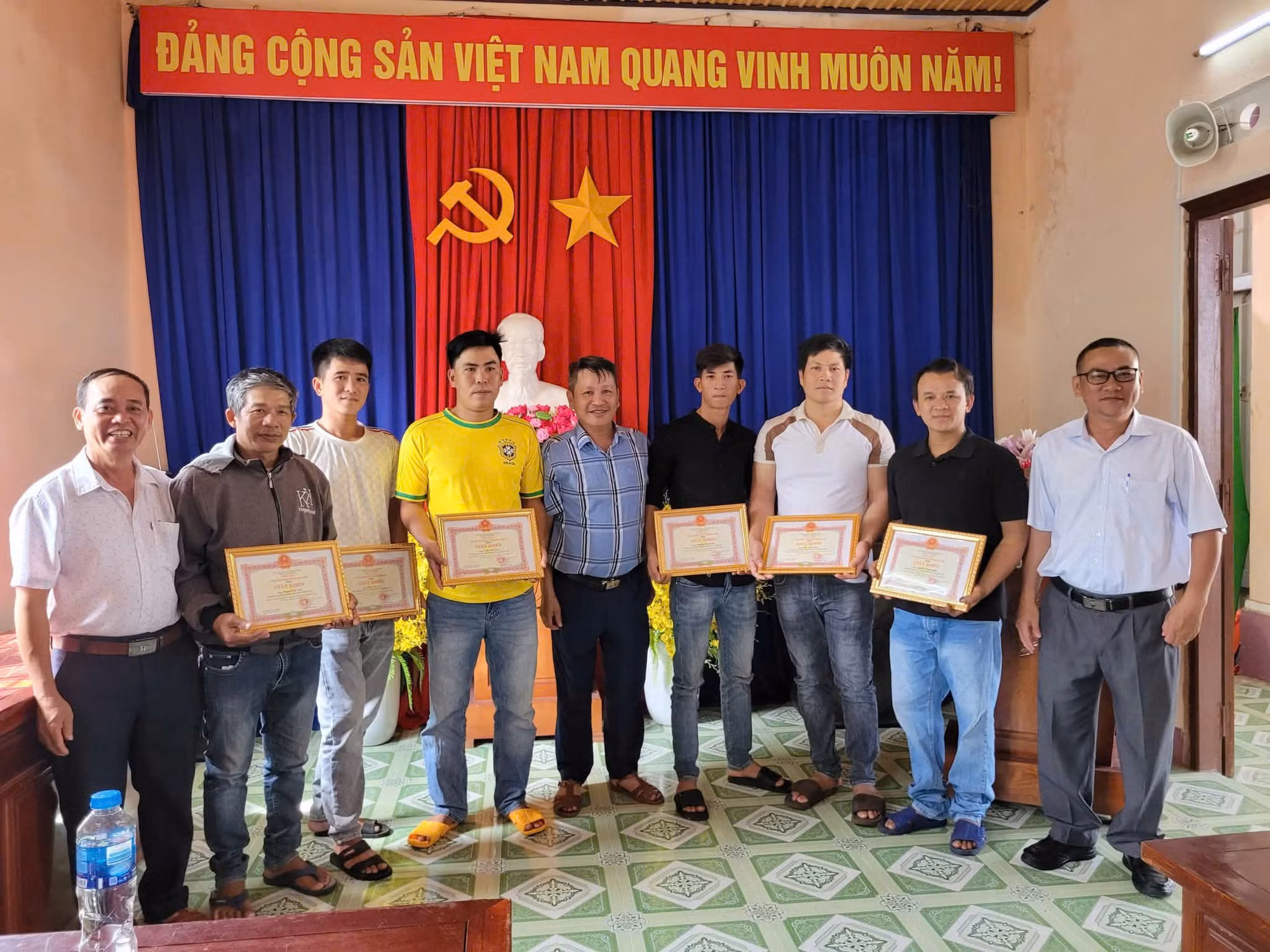 Khen thưởng đột xuất hàng chục người dân bất chấp nguy hiểm cứu người trong lũ dữ -0