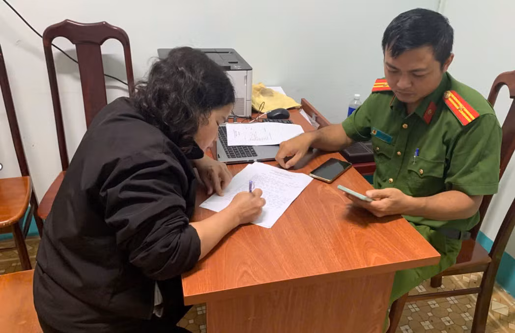 Công an làm việc với người phụ nữ phao tin “sập nhà lầu, hàng chục người chết” -0