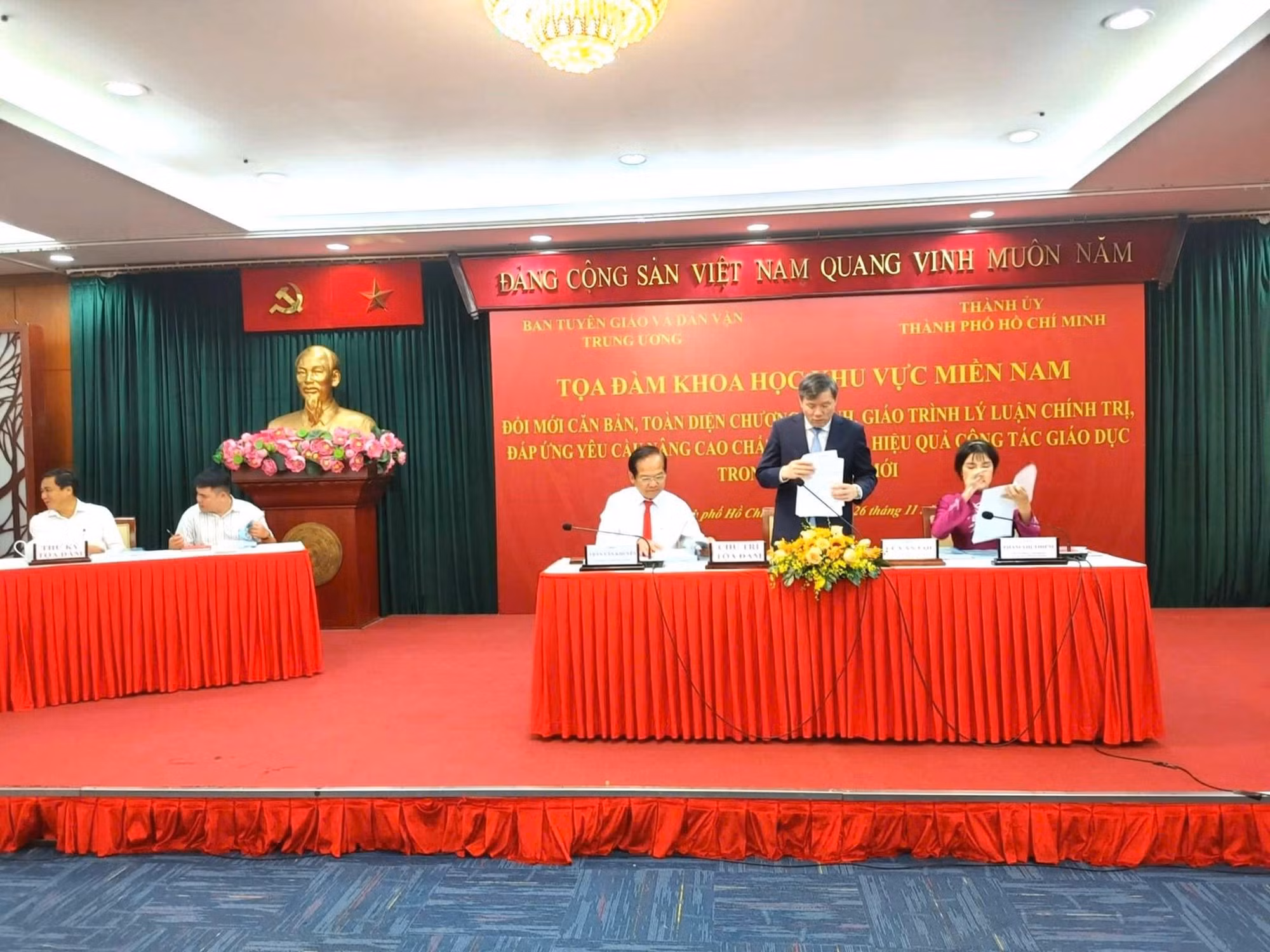 Toạ đàm Đổi mới giáo trình lý luận chính trị đáp ứng yêu cầu giáo dục trong tình hình mới -0