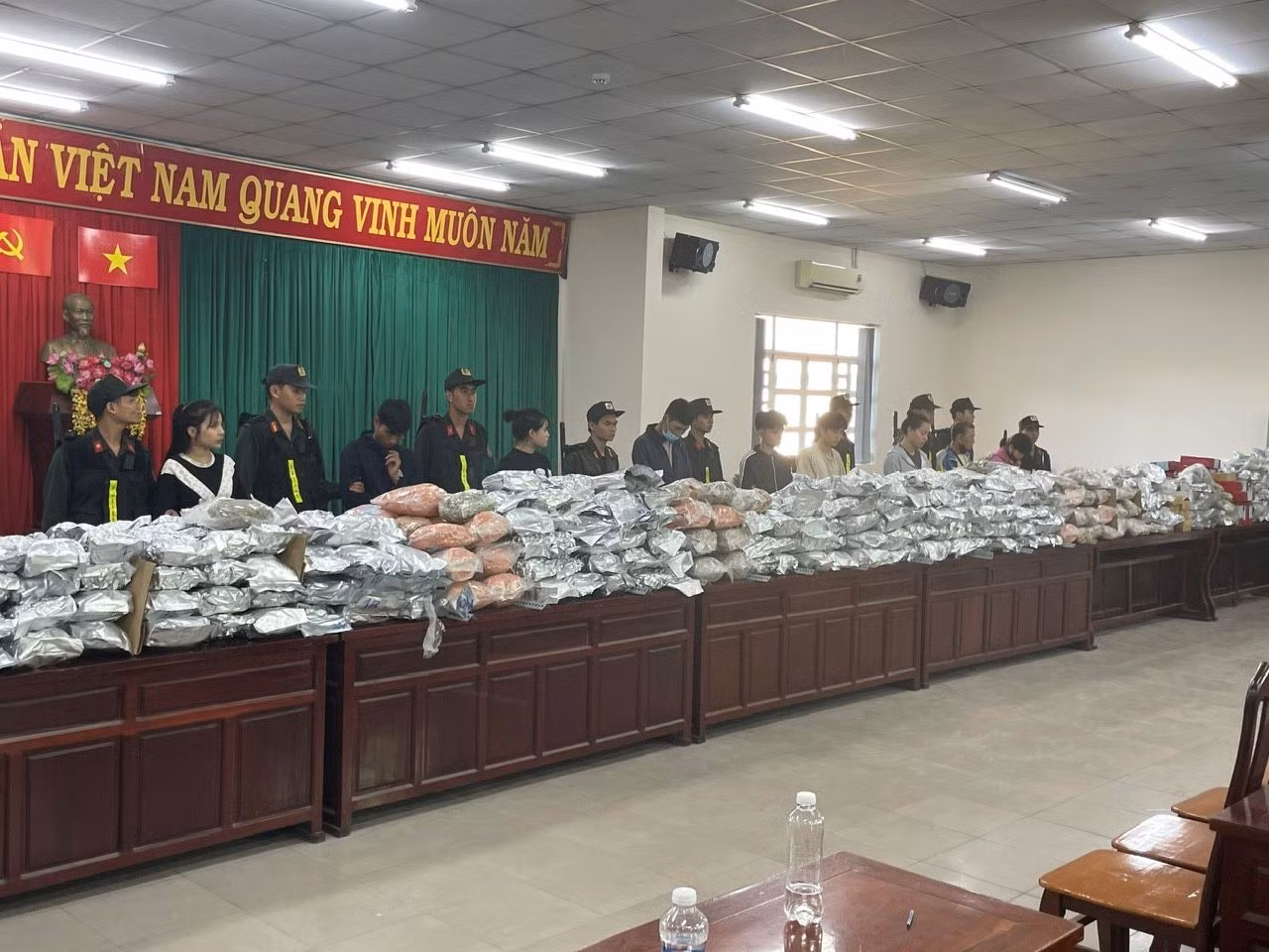 Phát hiện đường dây mua bán, vận chuyển hơn 1 tấn cần sa xuyên quốc gia -0