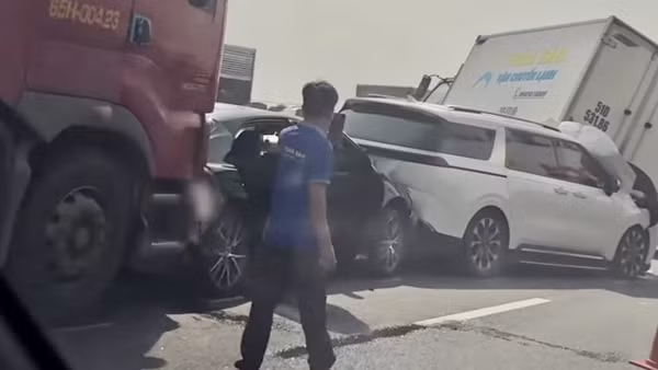 Sáu xe "dồn toa" trên cao tốc TP Hồ Chí Minh-Trung Lương