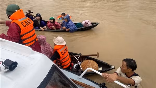 Xúc động hình ảnh CBCS Công an giúp dân vùng tâm lũ Đắk Lắk