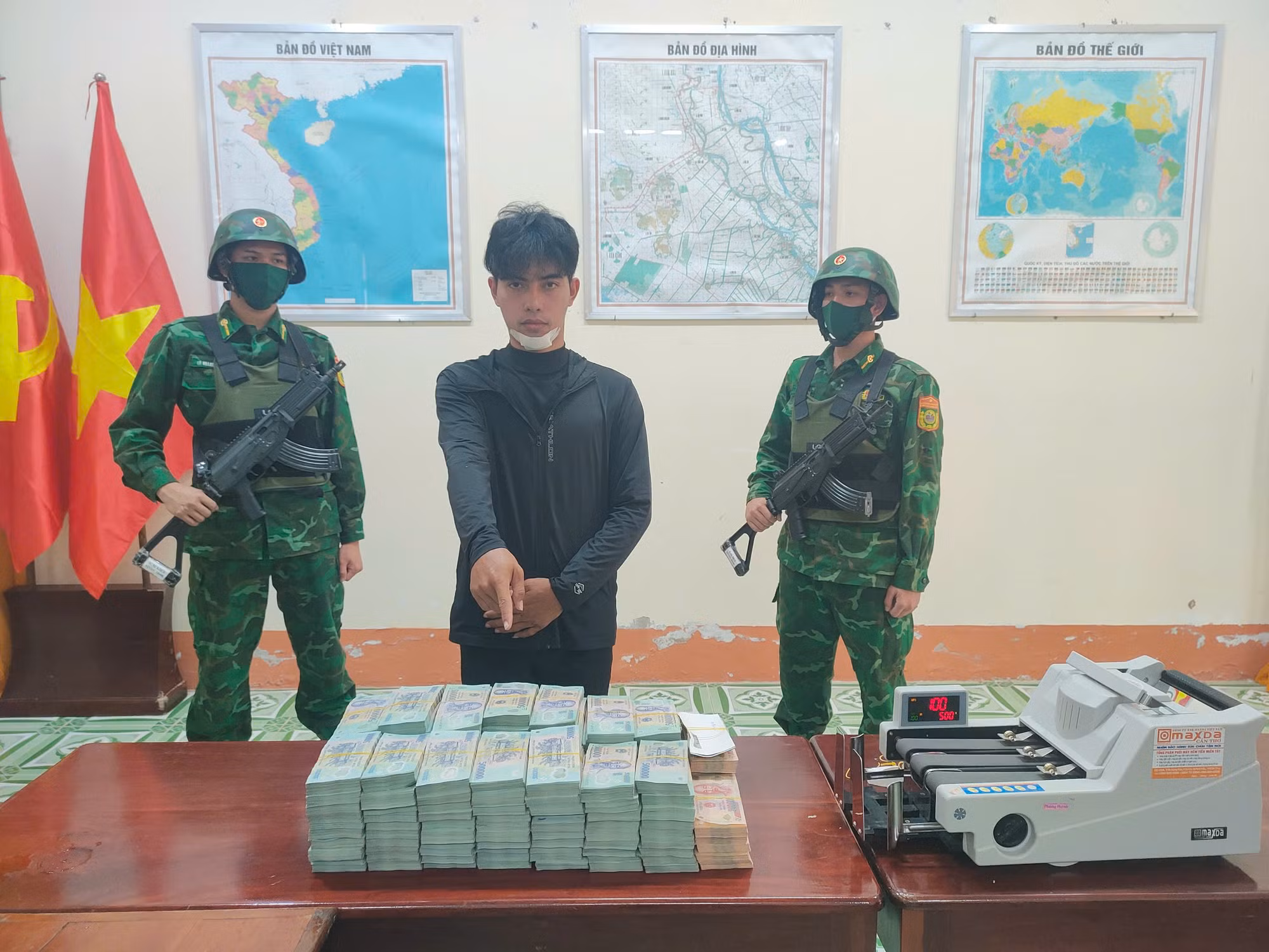 Bắt quả tang vụ vận chuyển tiền hơn 7 tỷ đồng qua biên giới -0