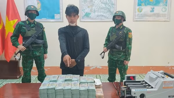 Bắt quả tang vụ vận chuyển trái phép hơn 7 tỷ đồng qua biên giới