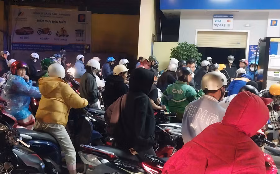 Người Đà Lạt bất ngờ đổ xô tới cây xăng, chen lấn mua nhiên liệu -0