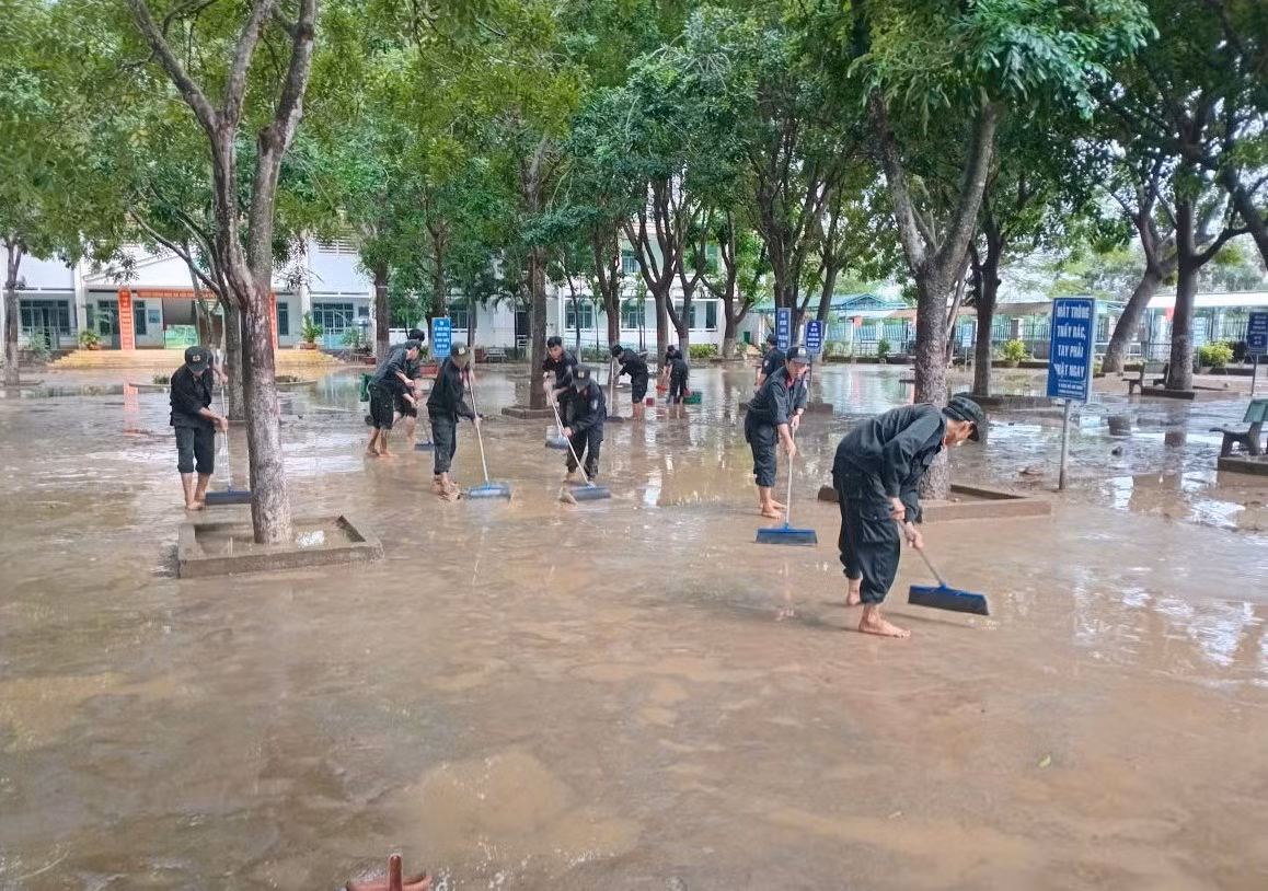 Tuổi trẻ Công an Khánh Hoà hỗ trợ các trường học khắc phụ hậu quả lũ lụt -0