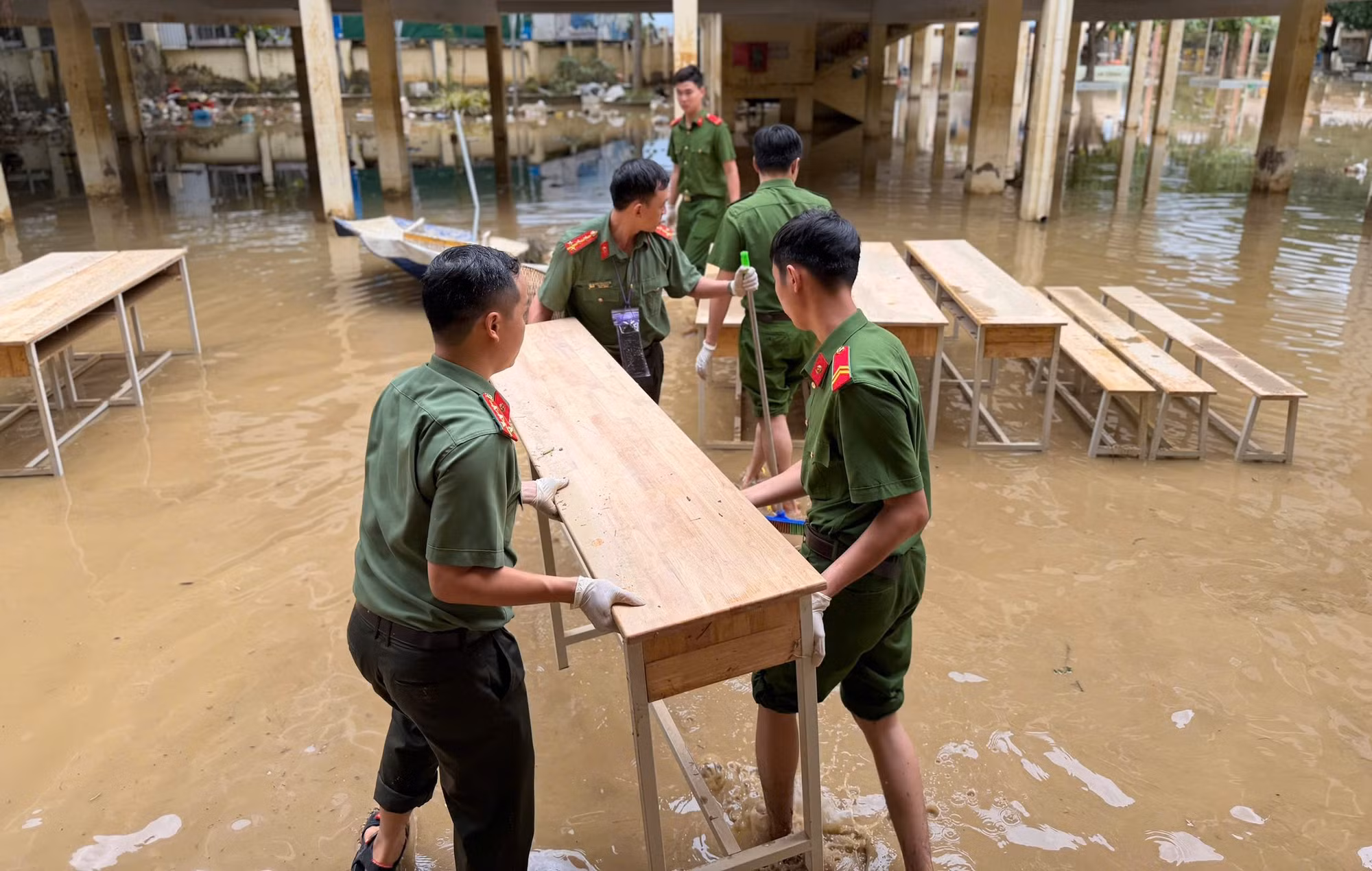 Cần xử lý nghiêm những kẻ tung tin thất thiệt, xuyên tạc sự thật hoạt động cứu nạn, cứu hộ trong lũ lụt ở Khánh Hoà -0