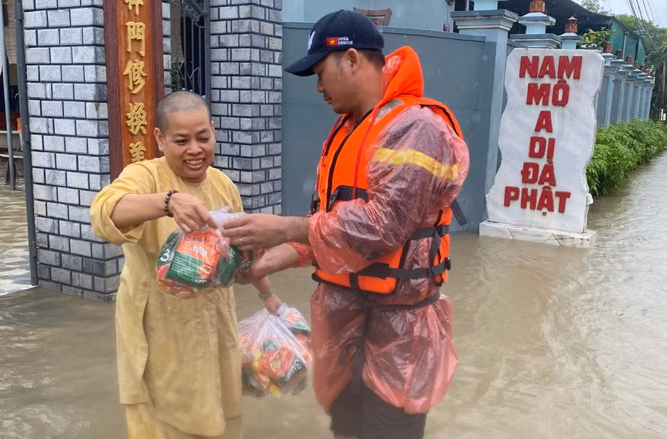 Vừa cứu nạn, vừa tiếp tế thực phẩm vùng cô lập và thu dọn vệ sinh nơi nước rút -0