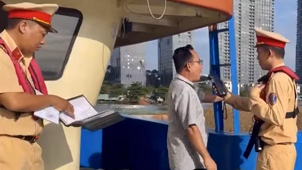 CSGT đồng loạt kiểm tra xử lý hành vi vi phạm của&nbsp;các phương tiện thủy nội địa