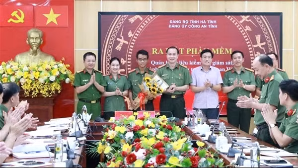 Công an Hà Tĩnh gương mẫu, đi đầu lan tỏa phong trào “Bình dân học vụ số”