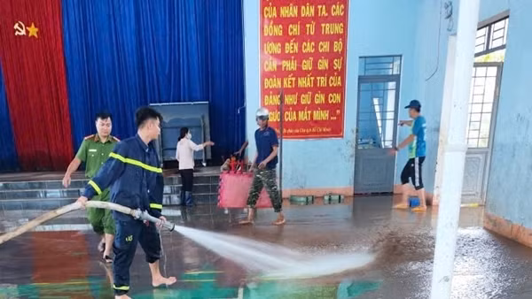Công an Gia Lai khẩn trương hỗ trợ các trường học ở vùng bị ngập lụt