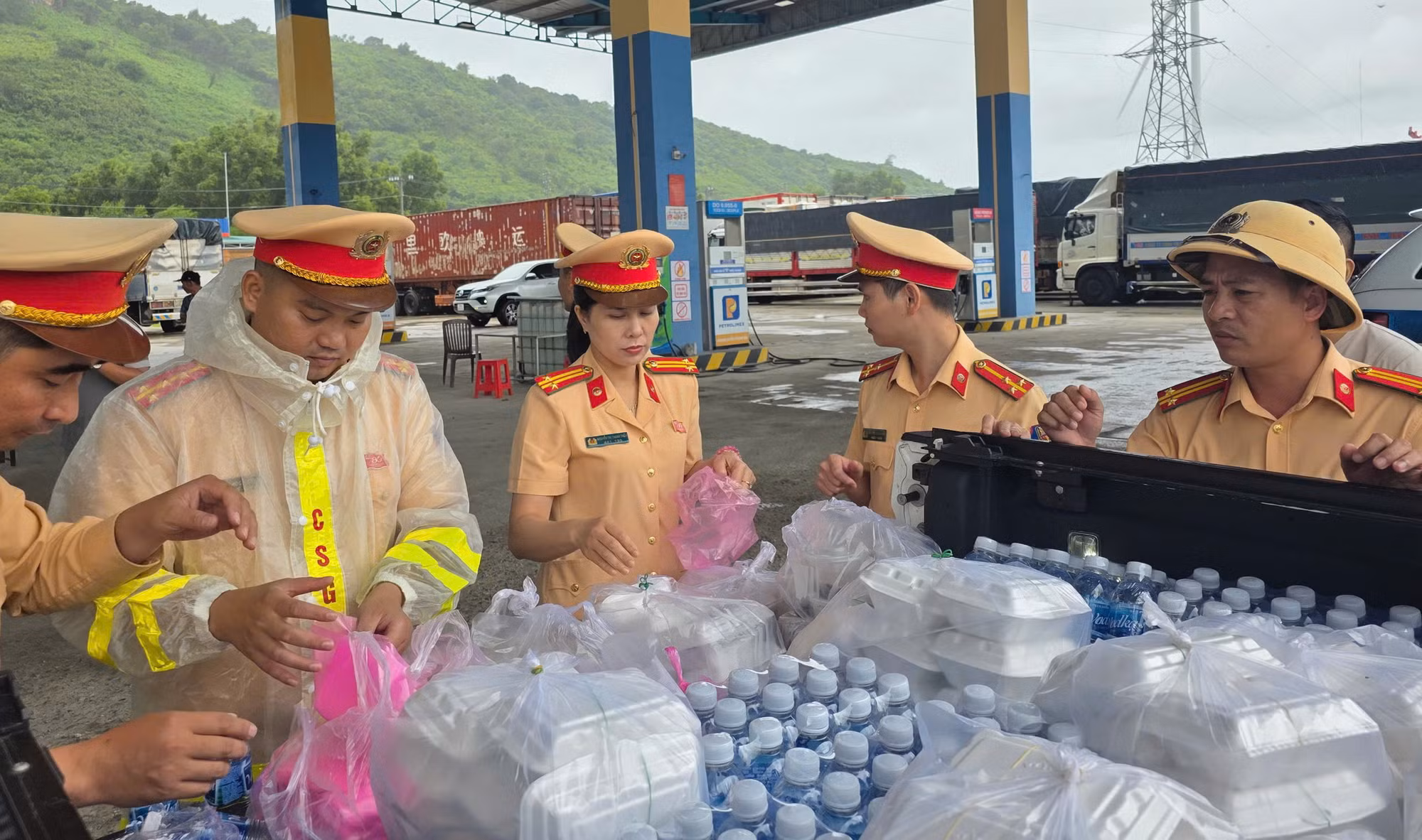 CSGT Khánh Hòa hỗ trợ suất ăn cho người dân trên hàng trăm xe ô tô đang ùn tắc -0