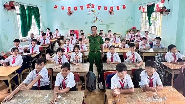 Người thầy Cảnh sát tăng cường về xã biên giới, gắn bó với nhân dân