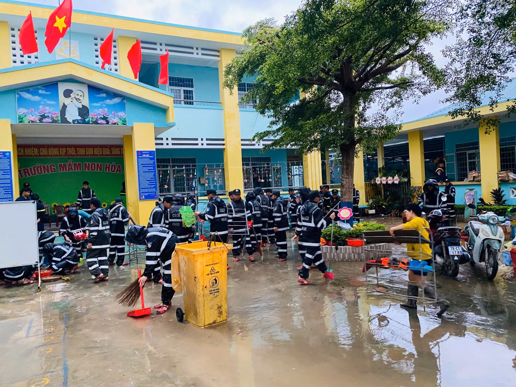 Công an TP Hồ Chí Minh cử hơn 500 cán bộ chiến sĩ đến các tỉnh giúp người dân vùng lũ -0