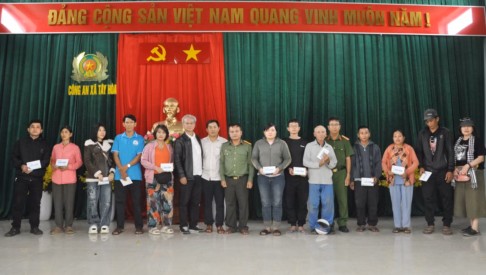 Ấm tình từ những suất quà sẻ chia khó khăn trong vùng lũ lụt -0