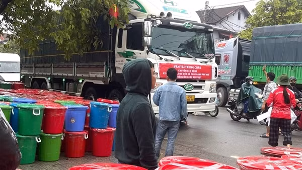 Vừa trải qua đợt lũ lịch sử, người dân xứ Huế cùng chia sẻ khó khăn với bà con vùng lũ Nam Trung Bộ