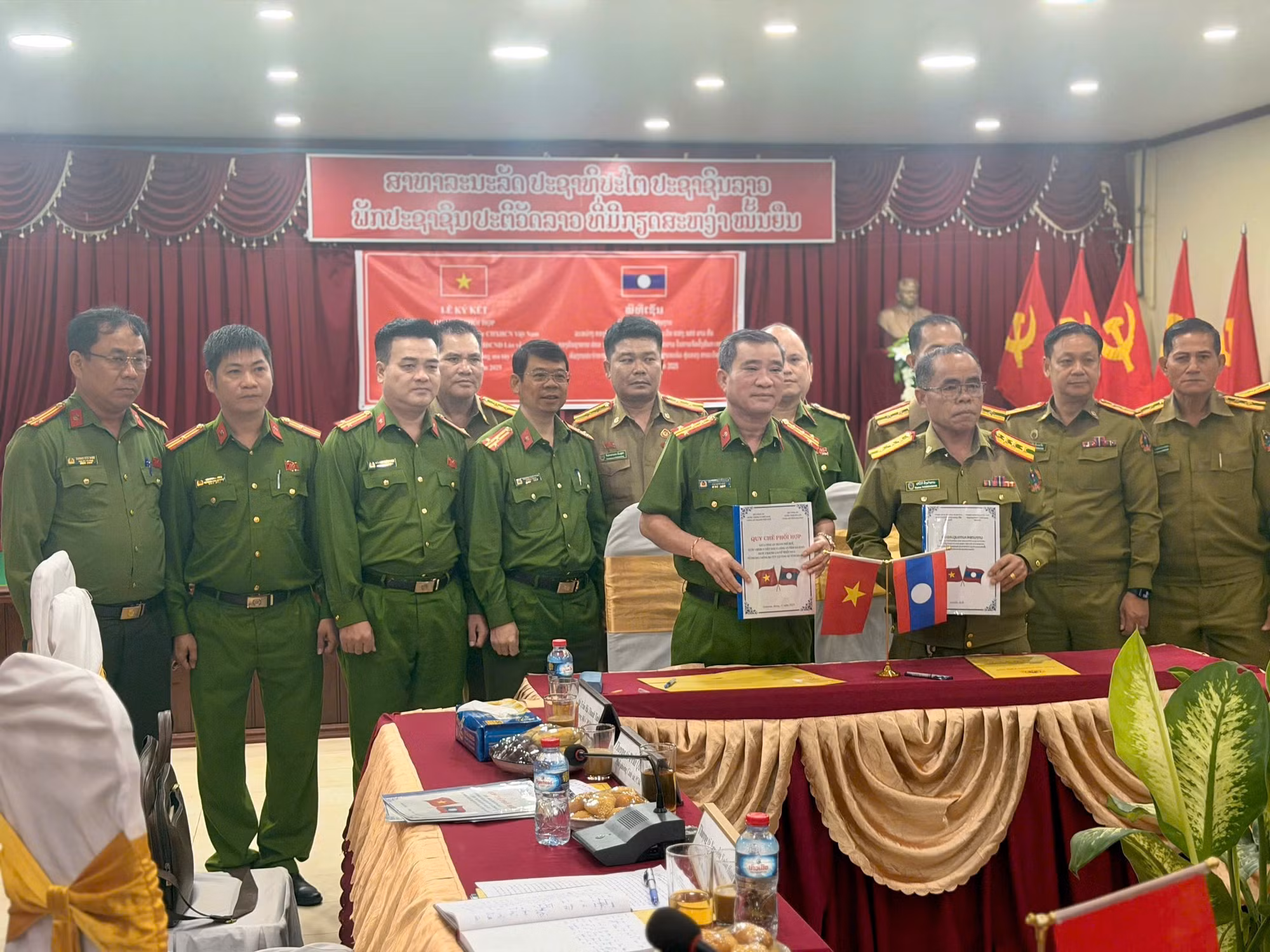 Công an TP Huế tổ chức xuất quân phòng, chống tội phạm ma túy tại nước bạn Lào -0