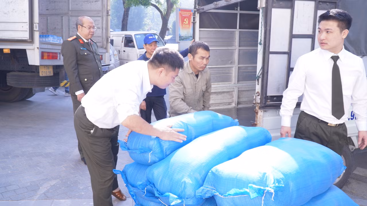 Bộ Công an vận chuyển hàng chục tấn hàng hóa, nhu yếu phẩm hỗ trợ bà con vùng lũ -1