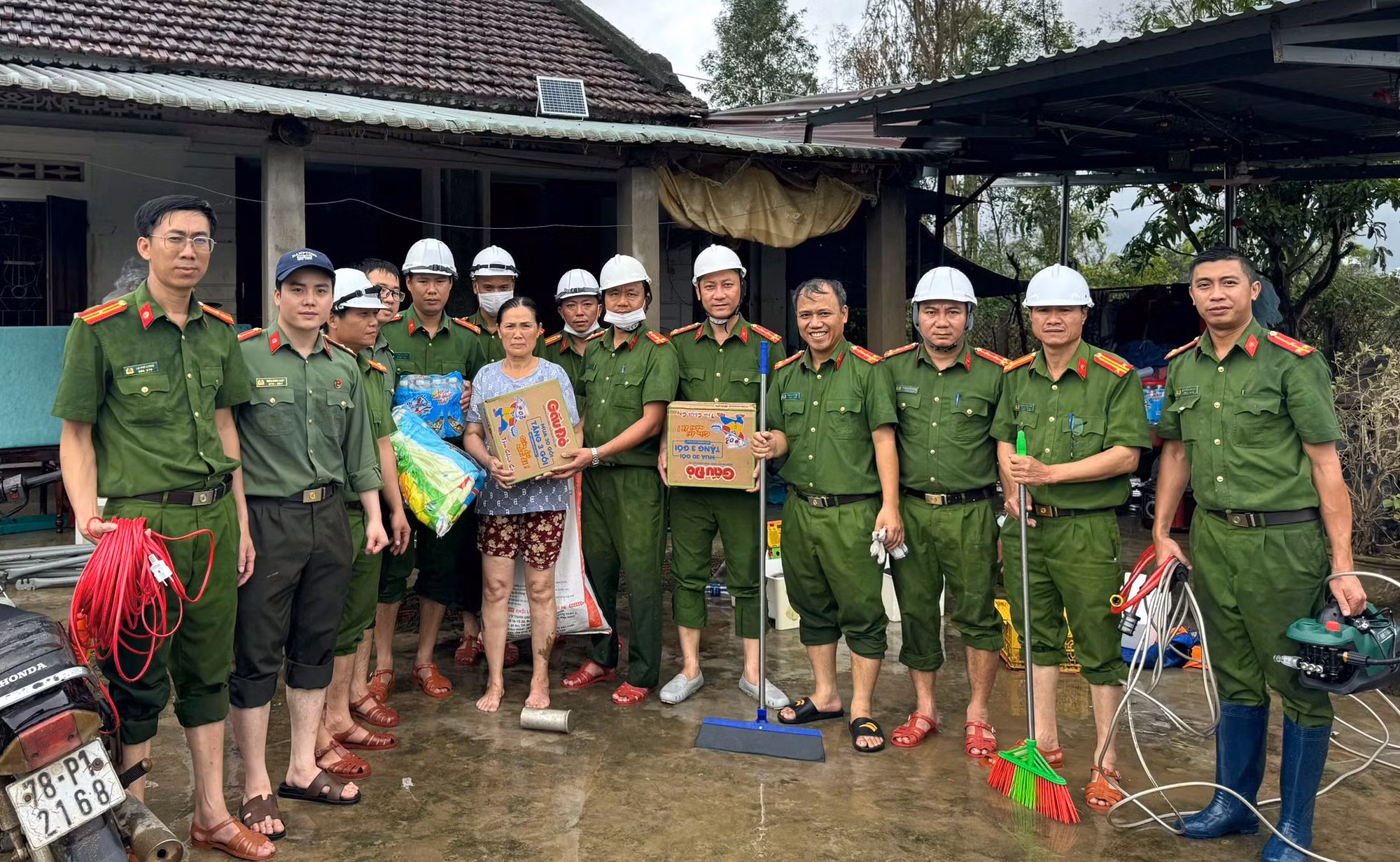 Lũ lụt đi qua, tình quân dân ở lại -0