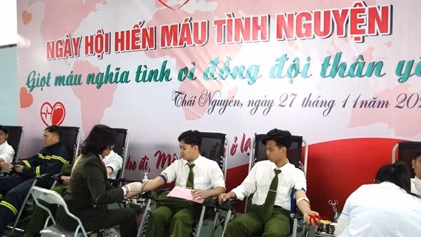 Cán bộ chiến sĩ Công an tham gia hiến máu tình nguyện