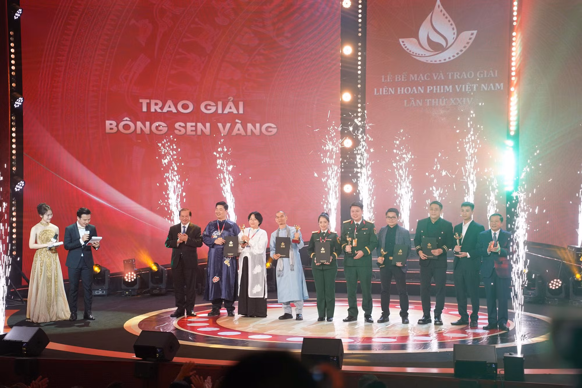 Bộ phim “Mưa đỏ” thắng giải Bông Sen Vàng và giải Bông Sen Bạc được trao cho ba bộ phim -0