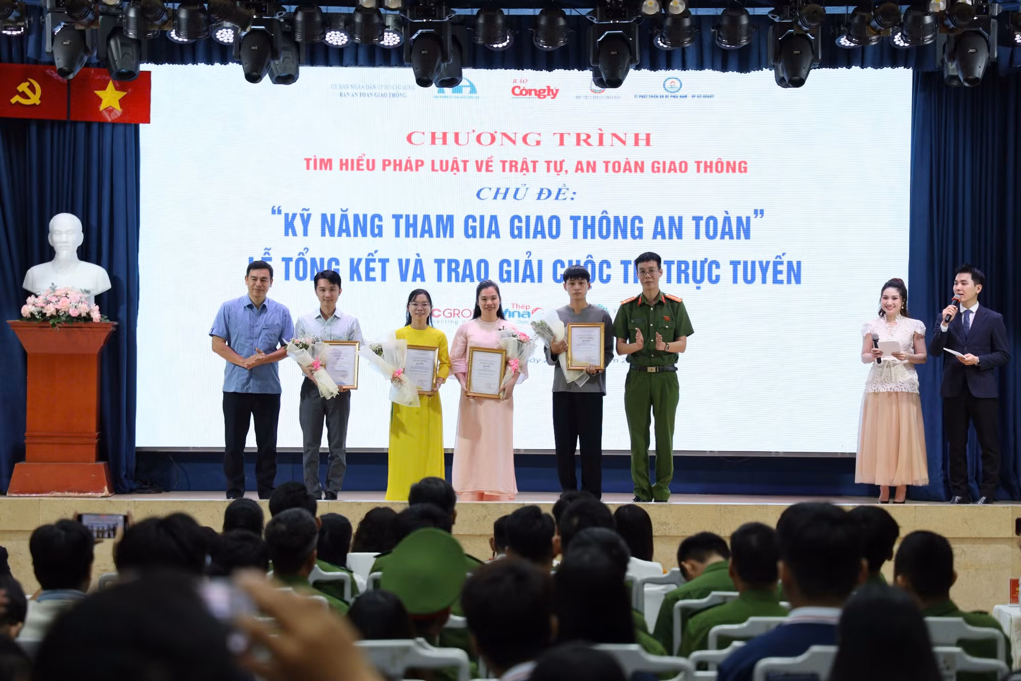 Tuyên truyền pháp luật về an toàn giao thông bằng phiên tòa giả định thu hút đông đảo sinh viên -3