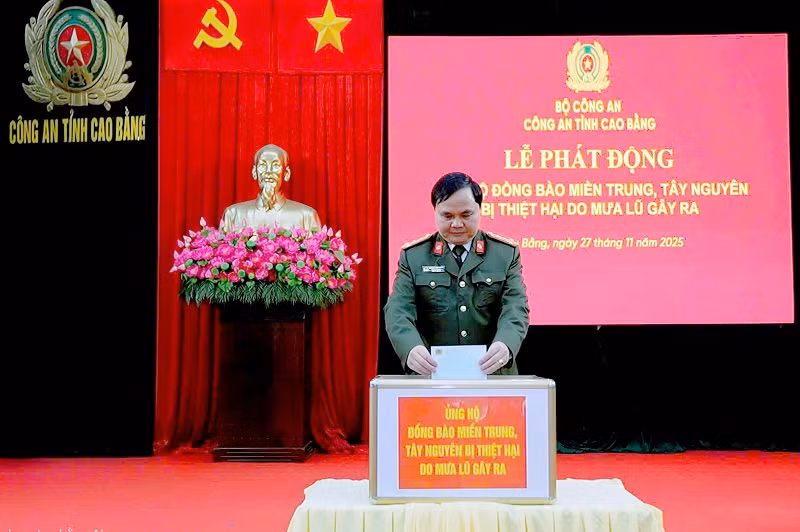 Công an các địa phương ủng hộ đồng bào bị ảnh hưởng bởi lũ lụt -0